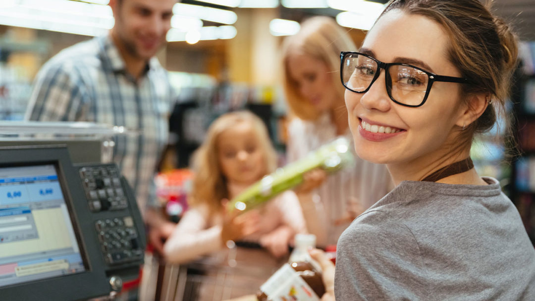 Cashier перевод. Красивая кассирша. Продавец на кассе. Женщина кассир. Красивая девушка кассир.